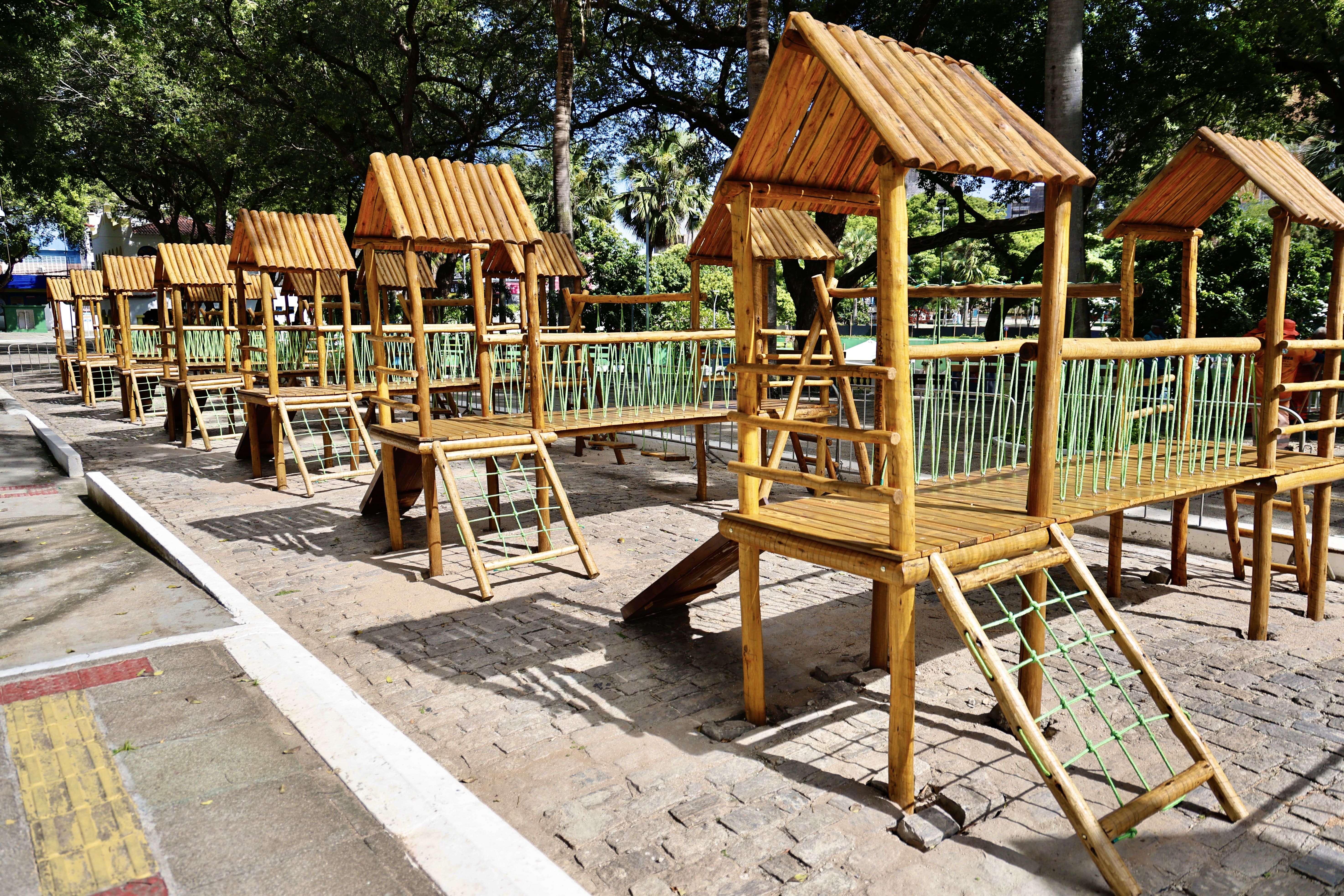 Os parquinhos seguem dois modelos: um adaptado para os Centros de Educação Infantil (CEIs), destinado a crianças de até 5 anos, e outro para escolas de Ensino Fundamental I, adequado para alunos de até 12 anos